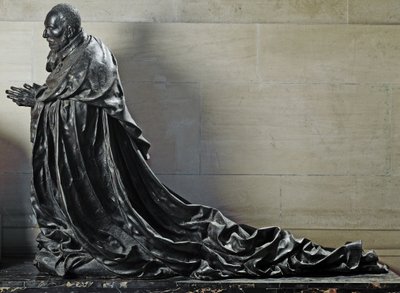 祈りを捧げるルネ・ド・ビラーグ枢機卿 (ブロンズ彫刻) 作： Germain Pilon