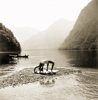 ケーニヒス湖でエクササイズをする水着姿のエヴァ・ブラウン 作： German Photographer