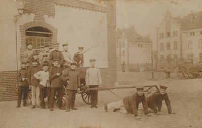 馬車(銃？)を引くドイツ兵。1913年に送られた絵葉書。 作： German Photographer
