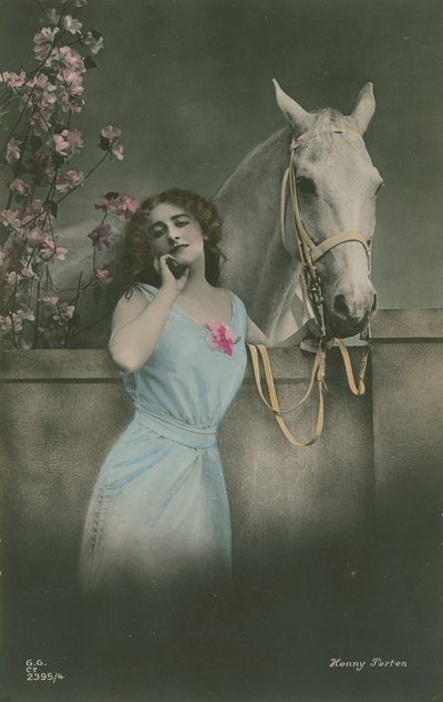 1913年に送られたドイツの映画スター、ヘニー・ポーテンの絵葉書（手彩色写真） 作： German Photographer