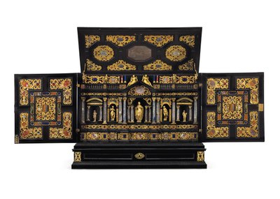 アウグスブルクの金箔の金属、ロッククリスタル、ピエールのデュアマウントエボニー、キングウッド、黒檀のテーブルキャビネット、c.1630-40 作： German School