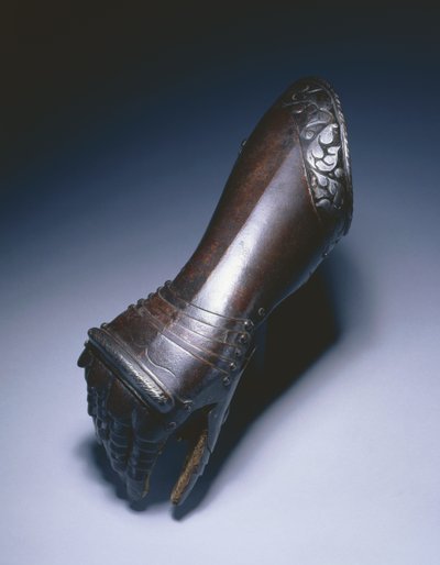 右手用の黒と白のエルボーガントレット、c.1570 作： German School