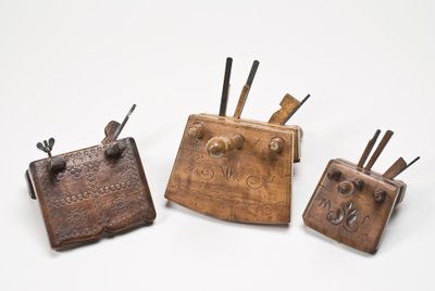 1735年、1842年、19世紀初頭から半ばにかけてのクーパーズクロージングプレーン（サービスツリーの木材と金属）（701102も参照） 作： German School