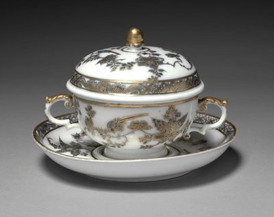 覆われたボウルと皿、メーカーマイセン磁器工場、ドイツ、1730-1740 作： German School