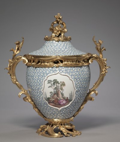 1749年にドイツのマイセン磁器工場で製造された屋根付き花瓶 作： German School
