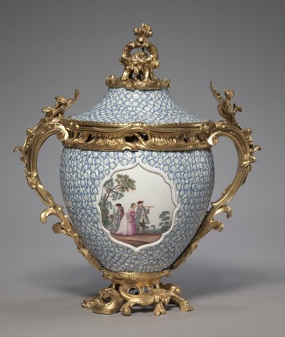 1749年にドイツのマイセン磁器工場で製造された屋根付き花瓶 作： German School