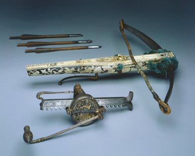ザクセン選帝侯アウグスト1世のクロスボウ、巻き上げ機構と3本のボルト付き、1553～73年頃（木、骨、亜麻、鉄、羊毛 作： German School