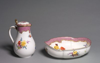 ドイツのマイセン磁器工場で製造された水差しと盆地、1765年頃 作： German School