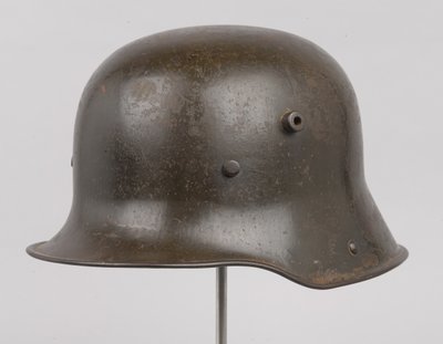ドイツの鋼鉄製ヘルメット（Stahlhelm）、1916年頃（ヘルメット 作： German School