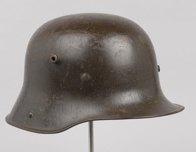 ドイツの鋼鉄製ヘルメット（Stahlhelm）、1916年頃（ヘルメット 作： German School