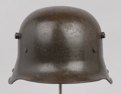 ドイツの鋼鉄製ヘルメット（Stahlhelm）、1916年頃（ヘルメット 作： German School