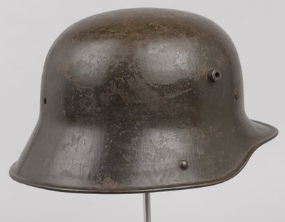 ドイツの鋼鉄製ヘルメット（Stahlhelm）、1916年頃（ヘルメット 作： German School
