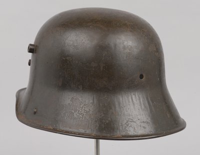 ドイツの鋼鉄製ヘルメット（Stahlhelm）、1916年頃（ヘルメット 作： German School