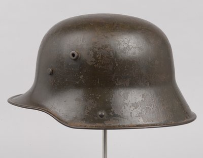 ドイツの鋼鉄製ヘルメット（Stahlhelm）、1916年頃（ヘルメット 作： German School