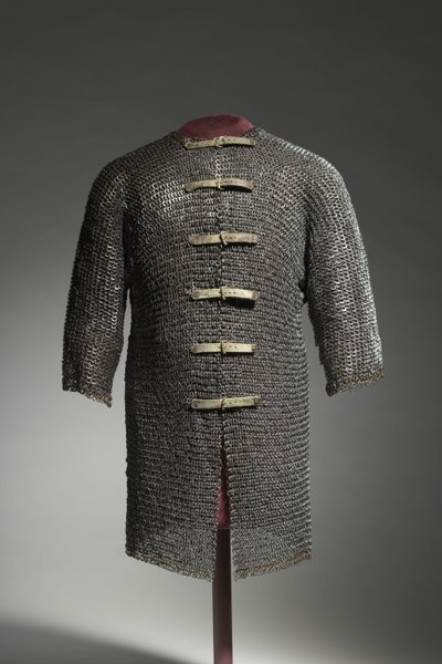 Hauberk、1400-1450年頃（スチールと真鍮のリング、現代のバックルとストラップでリベット留めされている 作： German School