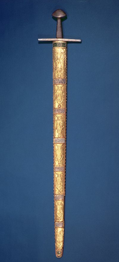 神聖ローマ皇帝の皇帝の剣で、部分的に金箔が施された鞍頭とクロスバーがあり、柄は銀の線で結ばれており、鞘は14枚の金箔のプラークで構成されており、主権者のフィグで追跡されています。 作： German School