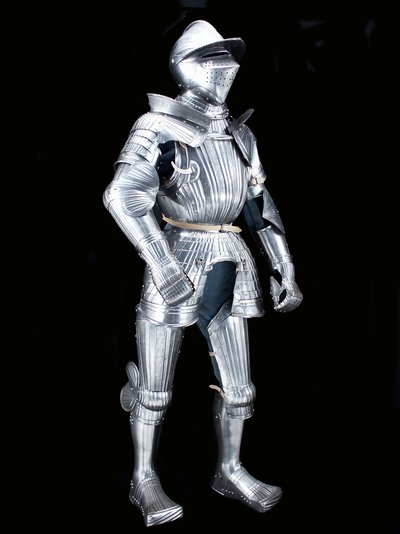 「フィコ」グループの「マクシミリアン」フィールドアーマー、関連するヘルメット、1525年から30年頃、1805年頃の装飾（エッチングされたスチールに現代のレザーと修復を施したもの 作： German School
