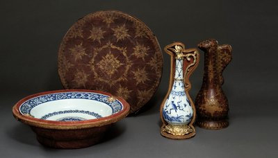 元のケースに取り付けられた中国の水差しと皿、アウグスブルク、c.1655-60 作： German School