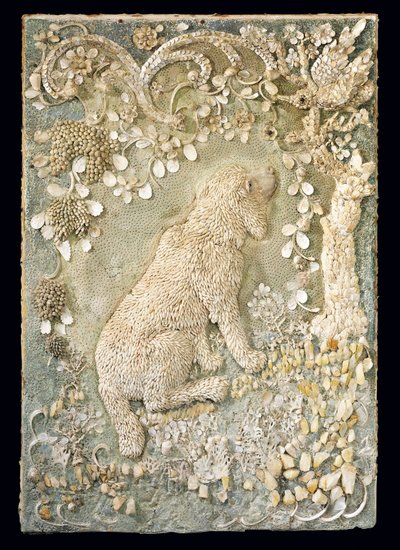 洞窟のような環境の中で、浮き彫りにモデル化されたルイ15世の座っている犬のペアの1つ 作： German School