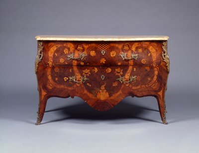 寄木細工と寄木細工の箪笥の1つ、c.1765（漆塗りの真ちゅう製のキングウッド、アマランサス、チューリップウッド、ボアサテン）（463023も参照） 作： German School