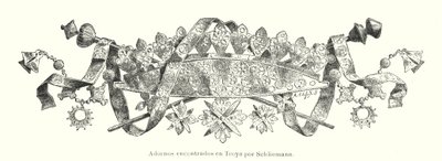 ドイツの考古学者ハインリッヒ・シュリーマンが古代トロイ遺跡を発掘した際に発見した装飾品(リトグラフ) 作： German School