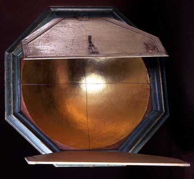 アウグスブルクのブランダーワークショップによる放物線反射板（木、セラミック、金箔） 作： German School