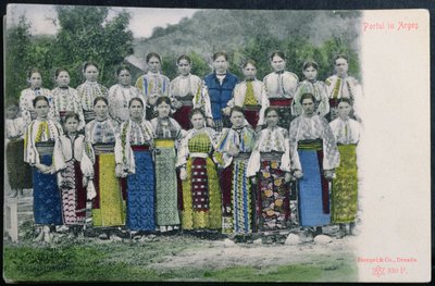 アルジェ地方のルーマニアの伝統的な衣装を描いた絵葉書。1900〜10年頃 作： German School