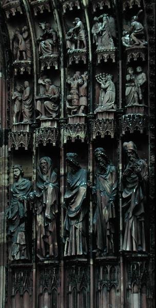 1277年に着工された西ファサードの中央ポータルの右側の彫刻の詳細（石材） 作： German School