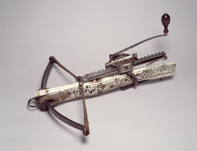 Sporting Crossbow and Cranquin（スチールと木材にホーンと骨をはめ込んだもの） 作： German School