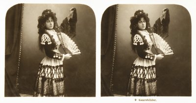 アラゴン地方のスペインの伝統的な衣装を着た若い女性を描いた立体カード、1900年頃（セピア写真） 作： German School