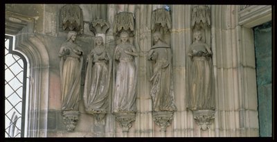 ファイブワイズバージン、パラダイスポータルの脇柱、1250年頃に彫られた人物、1350年頃にポーチが建てられた人物（173983および173984も参照） 作： German School