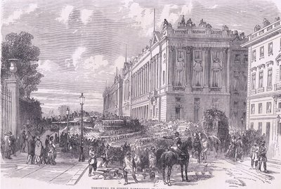 パリでバリケードを設置する様子（Cassells History of the War between France and Germany, published by Cassell and Company Limited, c.1890 (litho) 作： German School