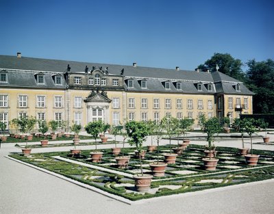 1720-23年に建てられたヘレンハウゼンのオランジェリーの眺め 作： German School