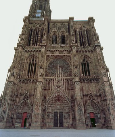 1277年に始まったストラスブール大聖堂の西側の正面 作： German School