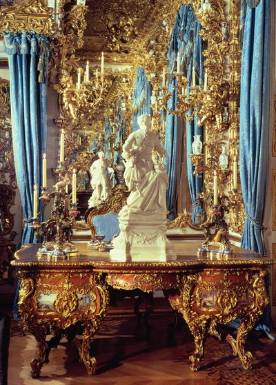 鏡の部屋にあるルイ15世の彫像と彫像 作： German School
