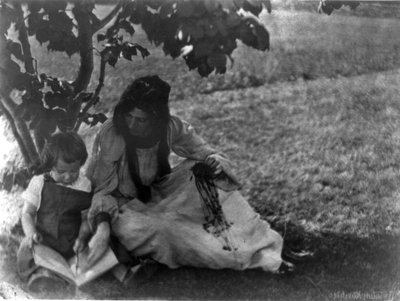 ベアトリス・バクスター・ルイランドとチャールズ・オマリー、膝の上に本を置いていた子供の頃。 写真プリント（1903年）by Gertrude Kasebier 作： Gertrude Käsebier