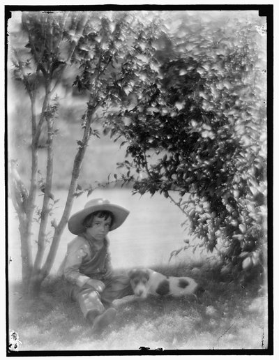 犬を連れた少年 作： Gertrude Käsebier