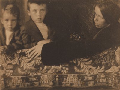 家族グループ ホワイト夫人、メイナード＆ルイス、c。 1899年。 作： Gertrude Käsebier