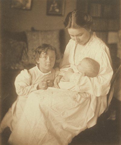 [ガウンを着た母親が幼児と小さな息子を連れて座っている] 作： Gertrude Käsebier