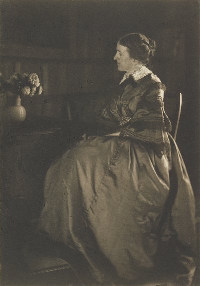 [テーブルと花を持つ自画像］ 作： Gertrude Käsebier
