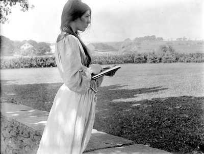 ザ・スケッチ」1902年Gertrude Kasebier（1852-1934）アメリカの写真家。ロードアイランド州ニューポートのベアトリス・バクスター・ライル（1875-1942）の4分の3の長さの横顔のポートレート、鉛筆とスケッチパッド付き。 作： Gertrude Käsebier