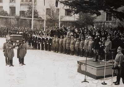 ガリバルディ兵士の国葬を執り行うベニート・ムッソリーニ(白黒写真) 作： Giacomelli Giacomelli