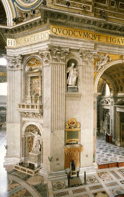 ローマ、バチカン市国のサンピエトロ寺院のドームを支える4本の柱のうち、右の最初の柱に施されたジャン・ロレンツォ・ベルニーニ（1598-1680）による装飾品 作： Gian Lorenzo Bernini
