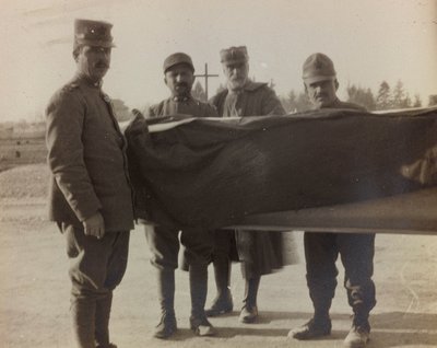 アルバム「Pictures of War II」。大戦中の戦死者の棺を運ぶイタリア兵（モノクロ写真 作： Gigliucci Gigliucci