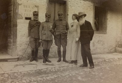 アルバム「Pictures of War II」。赤十字とイタリア兵（白黒写真 作： Gigliucci Gigliucci