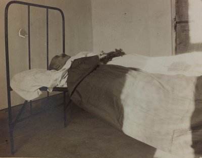 アルバム「Pictures of War II」：病院のベッドの上にいる大戦中の戦死者（モノクロ写真 作： Gigliucci Gigliucci