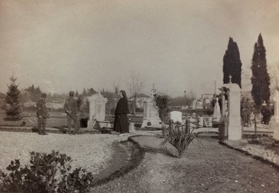 アルバム「Pictures of War II」：グラディスカの墓地を訪れる兵士と赤十字（モノクロ写真 作： Gigliucci Gigliucci