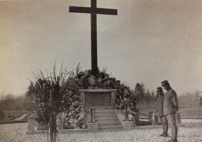 アルバム「Pictures of War II」：グラディスカの戦没者慰霊碑（白黒写真 作： Gigliucci Gigliucci