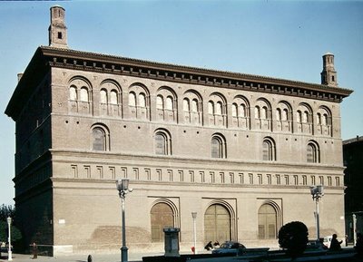 1551年に建てられたラロンハの外観 作： Gil Morlanes