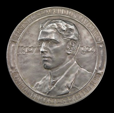 王立地理学会メダル：シャクルトンの南極探検 1907-1909（銀） 作： Gilbert Bayes